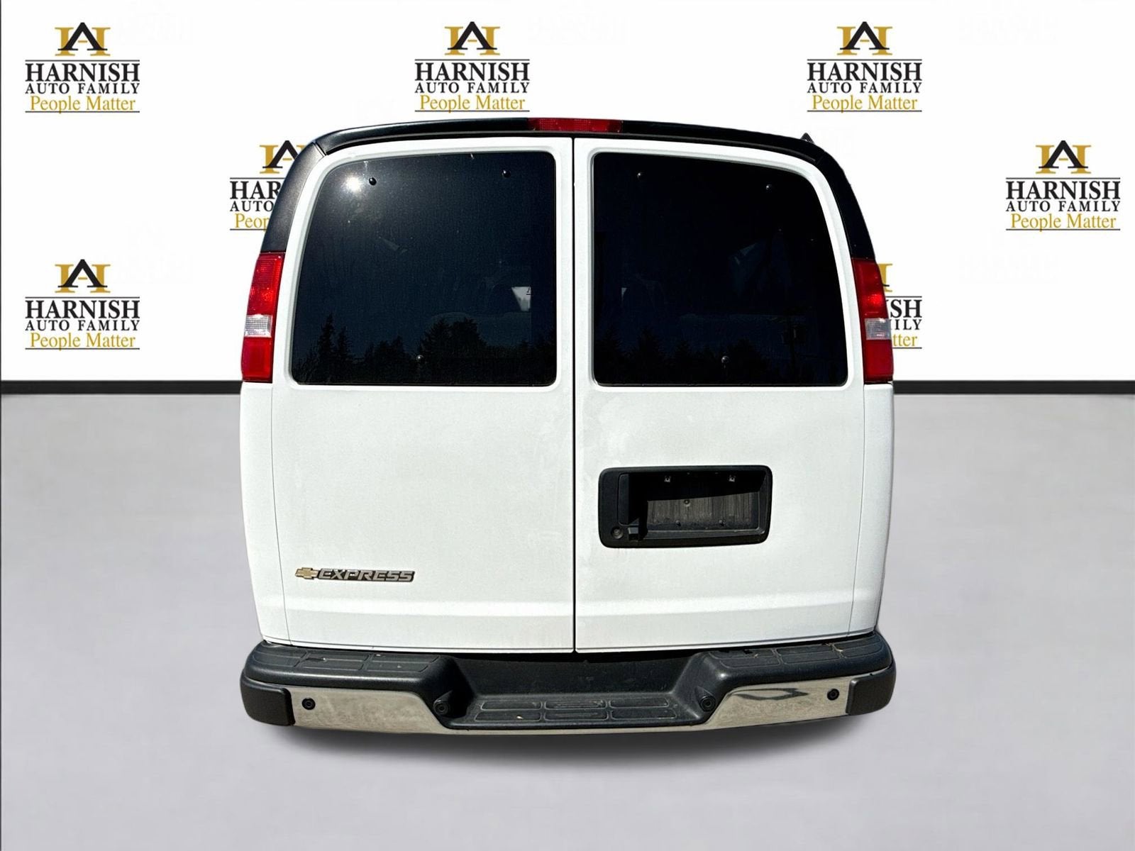 2024 Chevrolet Express Passenger 3500 1LT