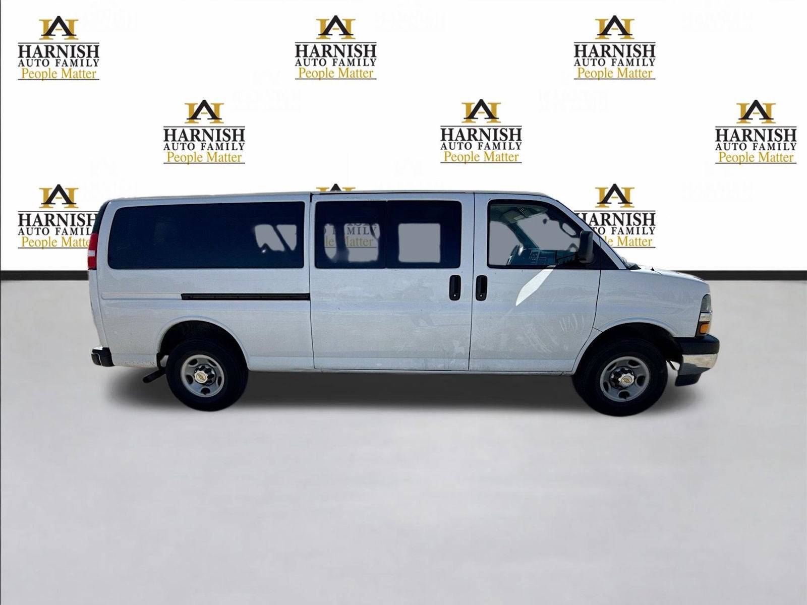 2024 Chevrolet Express Passenger 3500 1LT