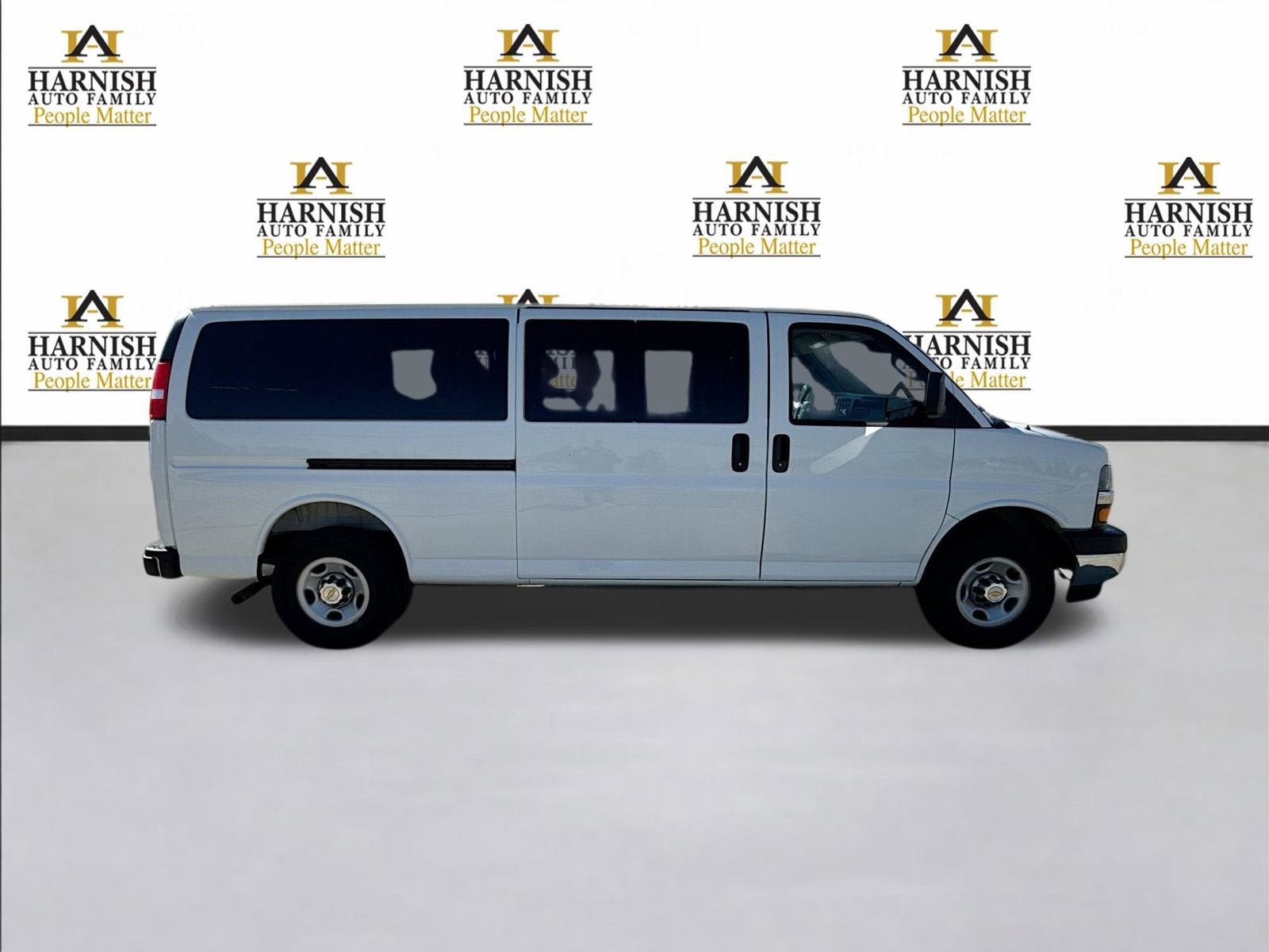 2025 Chevrolet Express Passenger 1LT