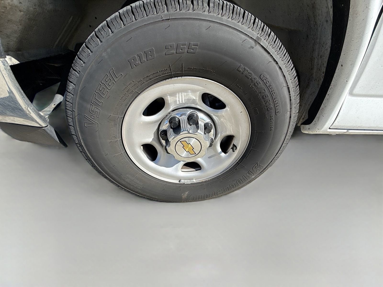 2025 Chevrolet Express Passenger 1LT