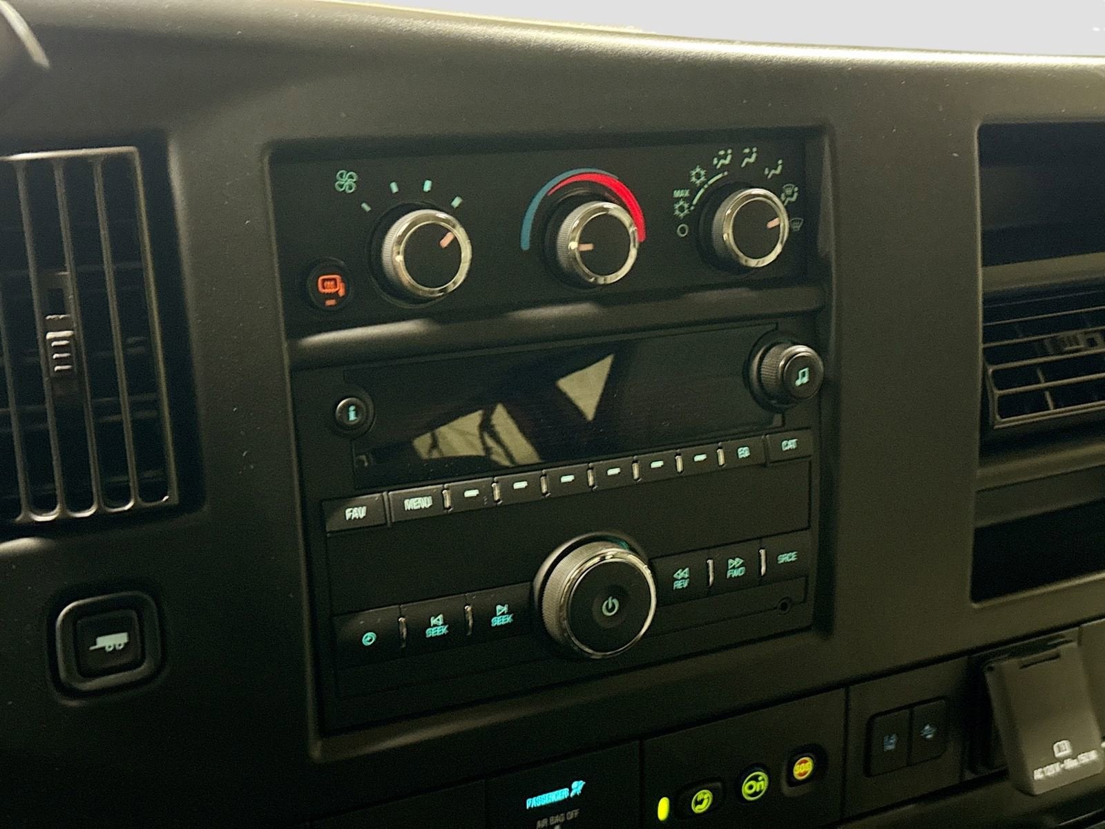 2025 Chevrolet Express Passenger 1LT
