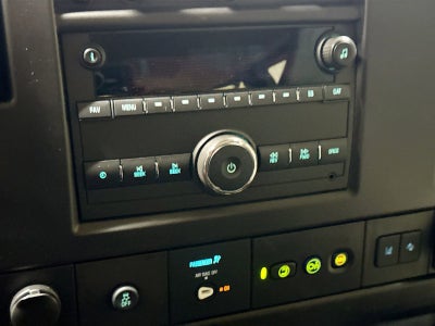 2025 Chevrolet Express Passenger 1LT