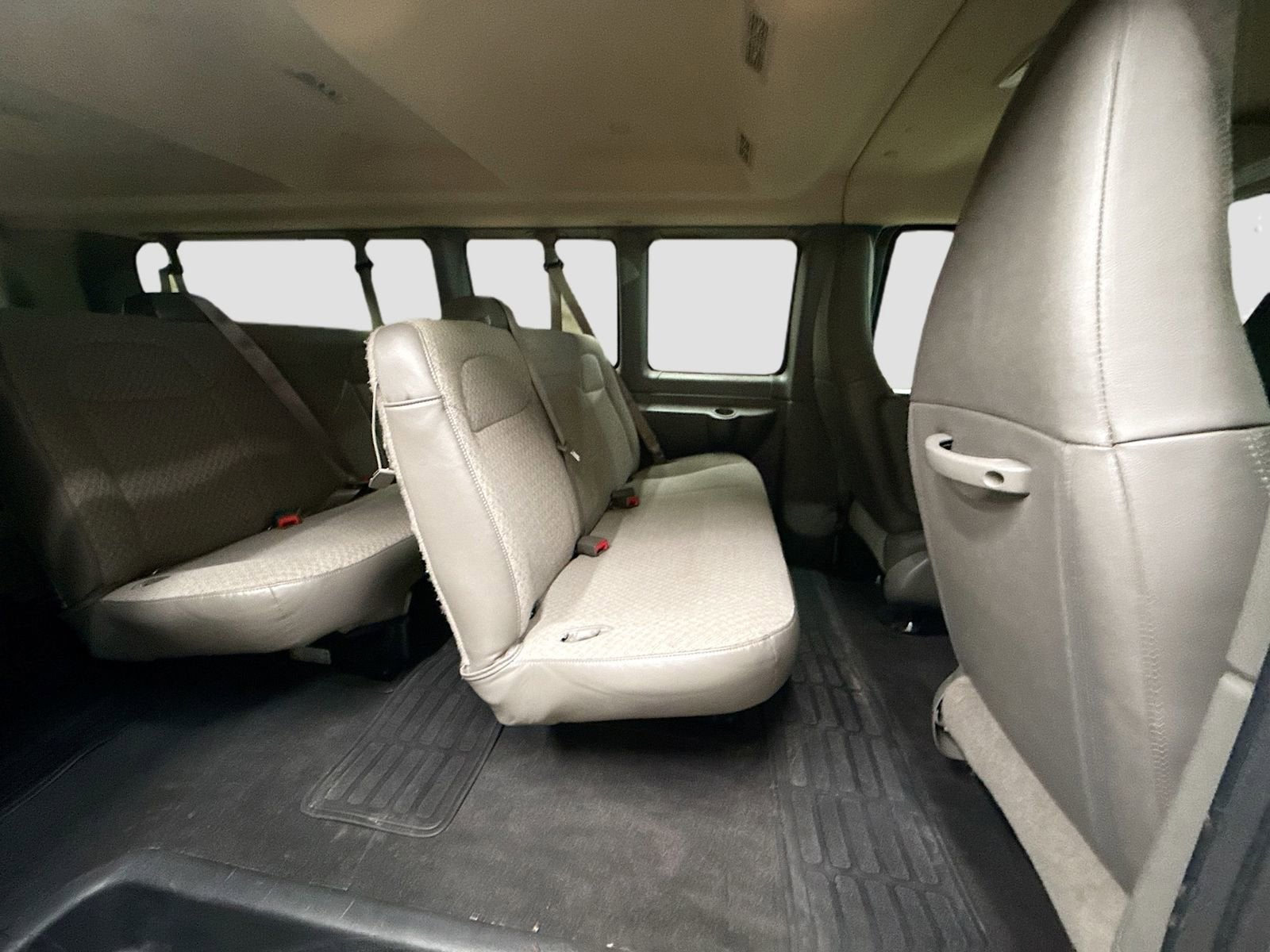 2025 Chevrolet Express Passenger 1LT