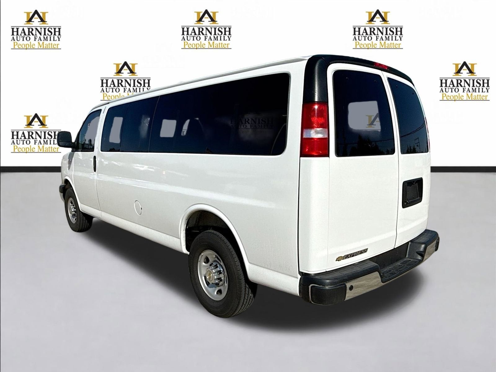 2025 Chevrolet Express Passenger 1LT