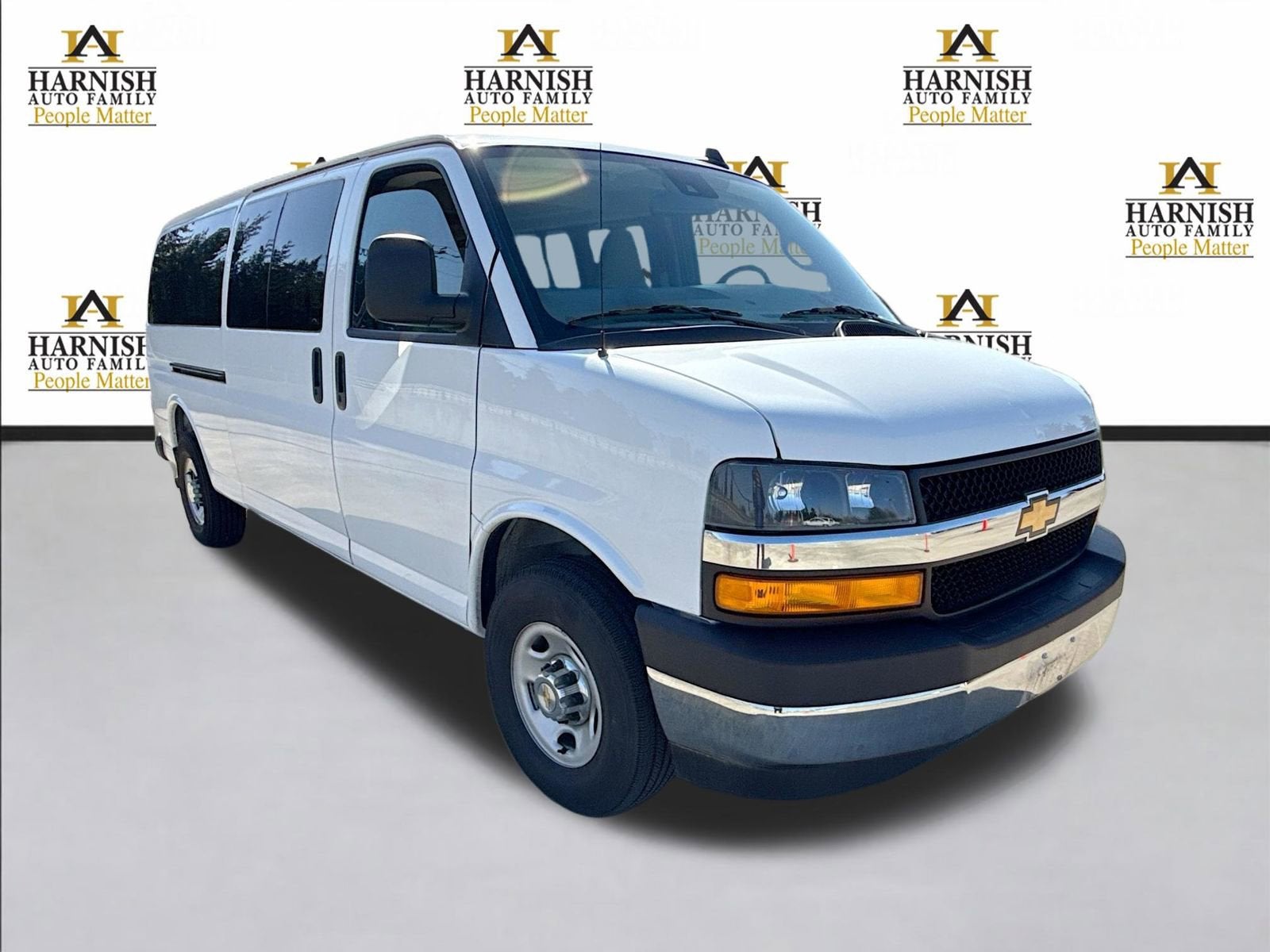 2025 Chevrolet Express Passenger 1LT