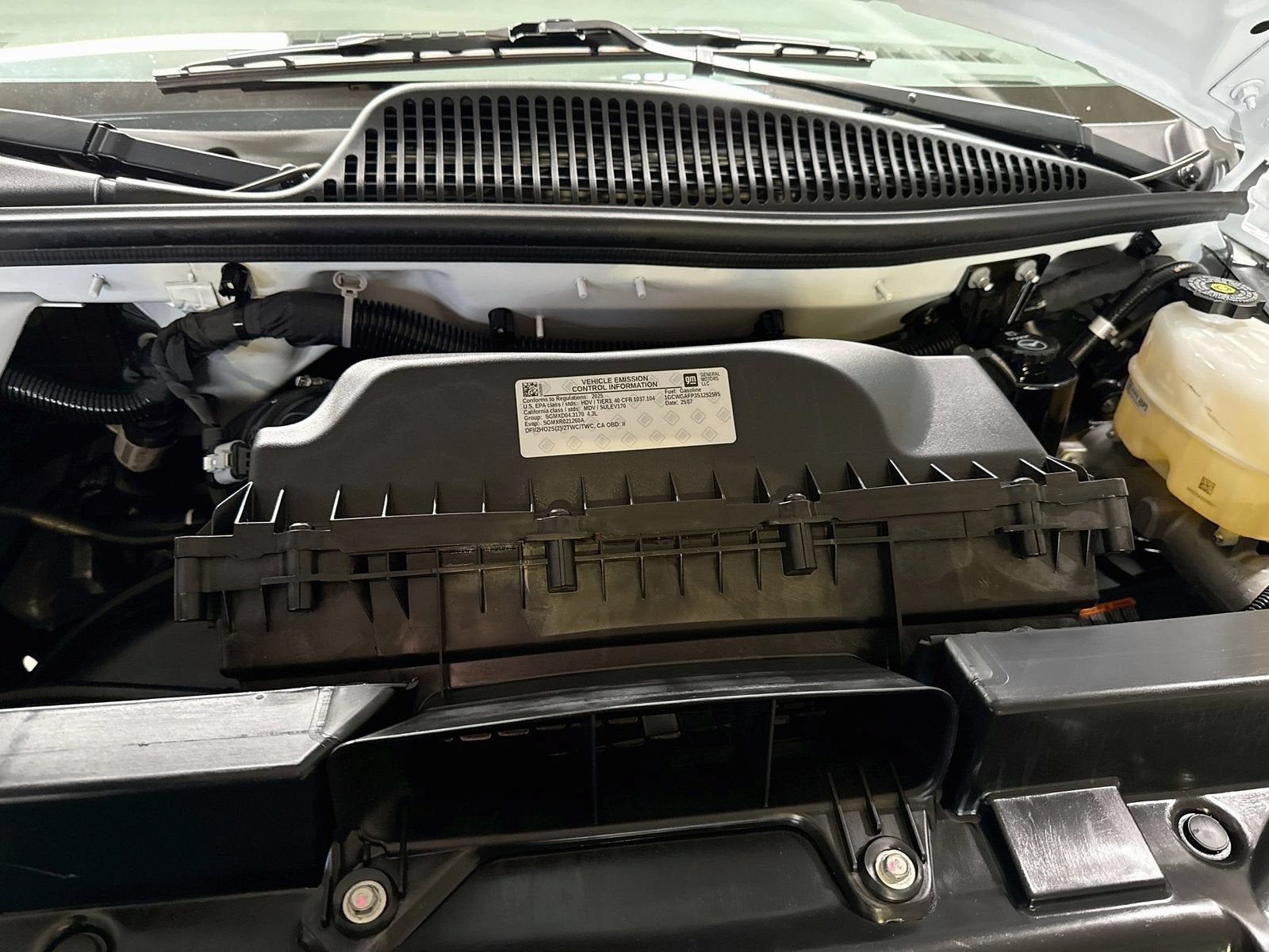 2025 Chevrolet Express Cargo WT