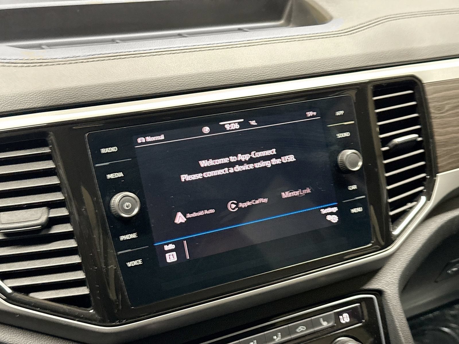 2023 Volkswagen Atlas 3.6L V6 SE w/Technology