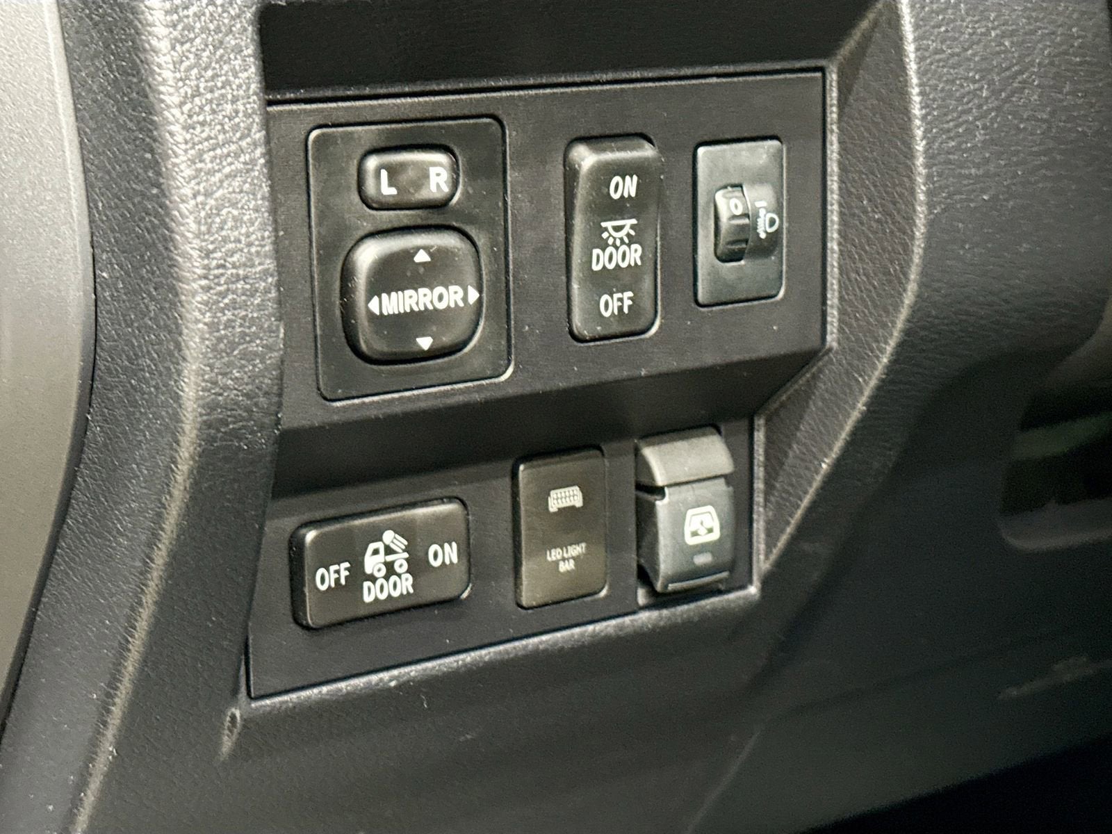 2017 Toyota Tundra SR5 5.7L V8