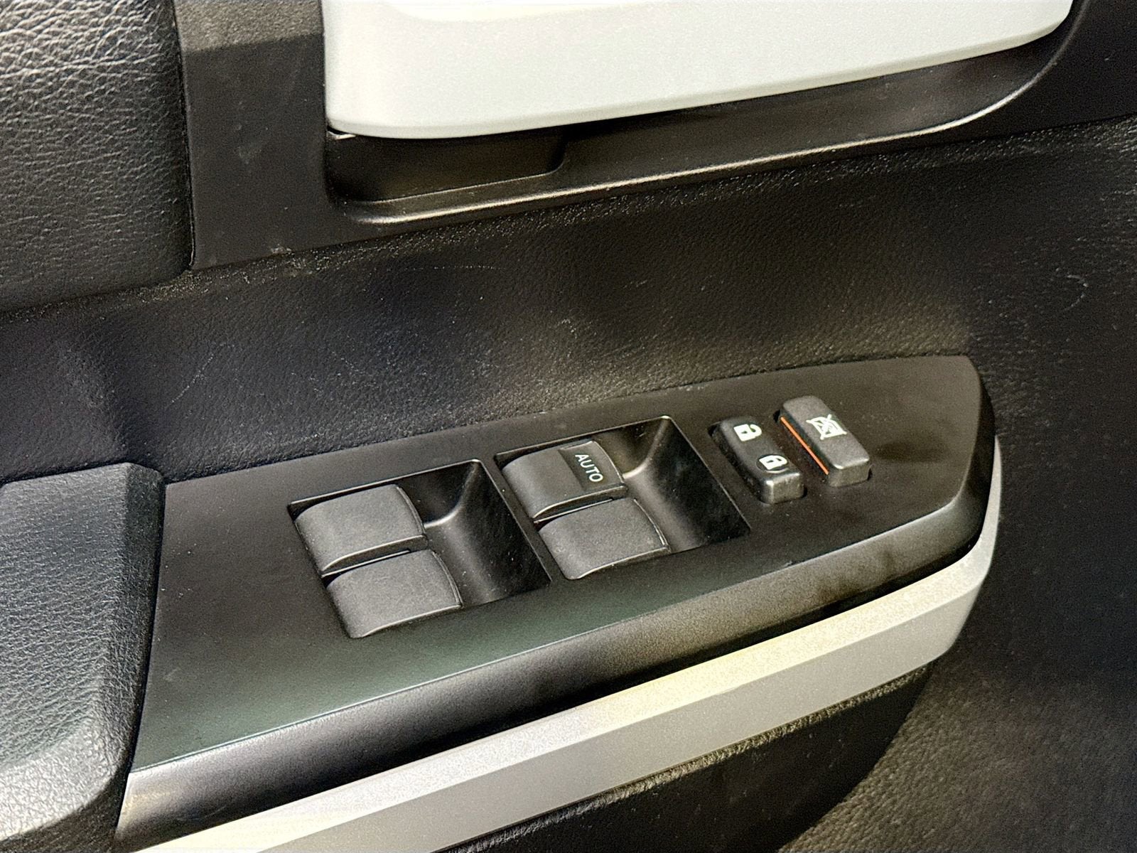 2017 Toyota Tundra SR5 5.7L V8