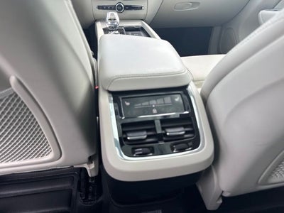2023 Volvo XC60 B6 Ultimate Dark Theme