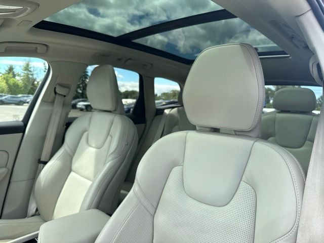 2023 Volvo XC60 B6 Ultimate Dark Theme