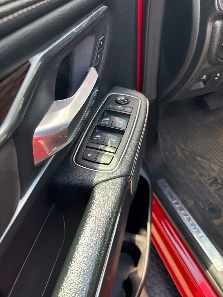 2020 RAM 1500 Laramie Crew Cab 4x4 5'7" Box