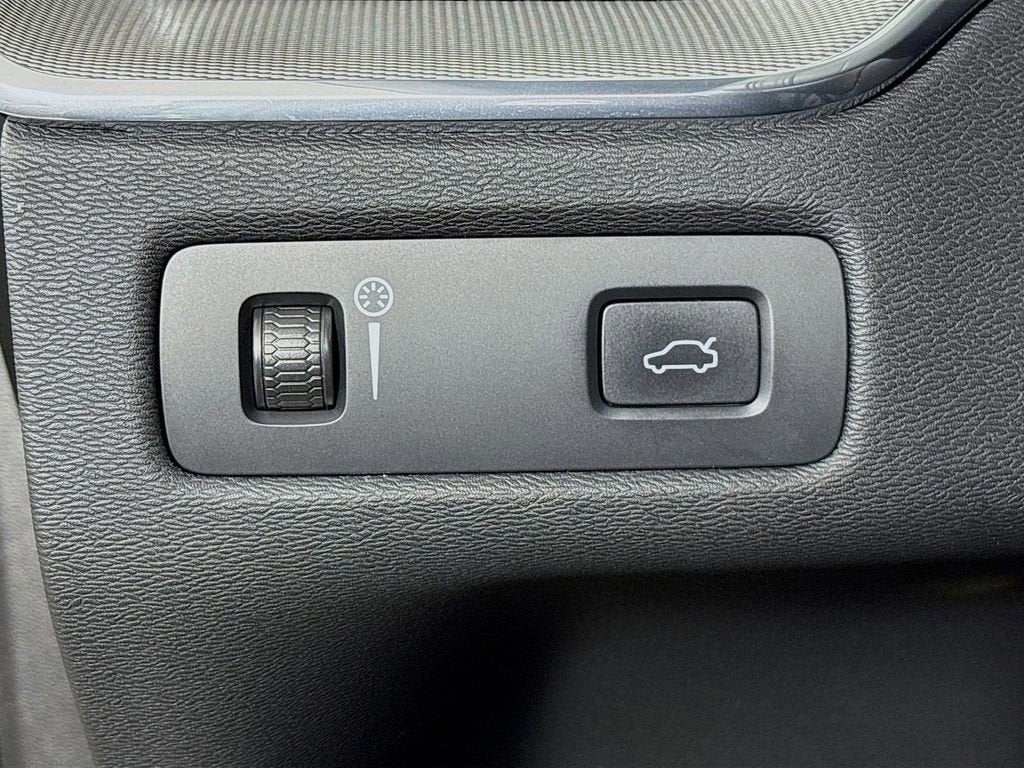 2022 Volvo XC60 B6 R-Design