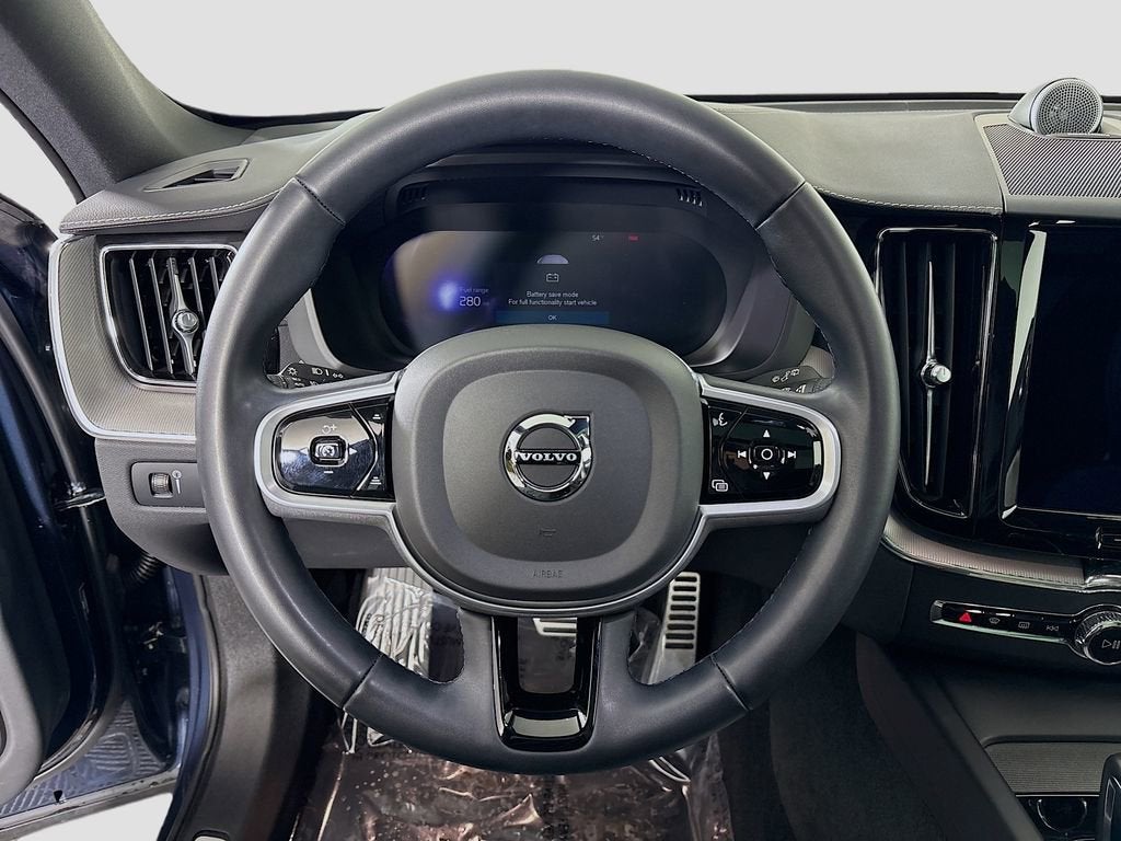 2022 Volvo XC60 B6 R-Design