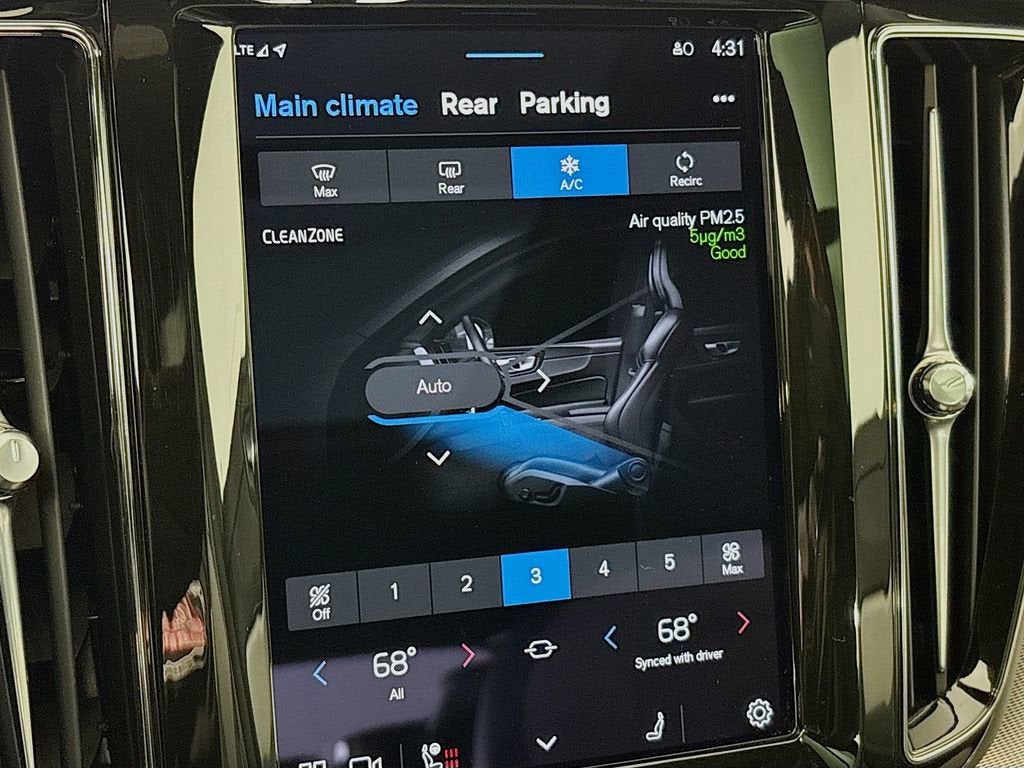 2022 Volvo XC60 B6 R-Design