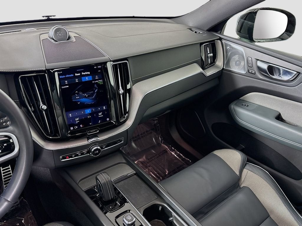 2022 Volvo XC60 B6 R-Design