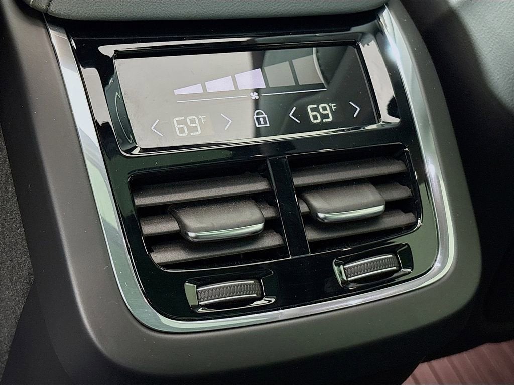 2022 Volvo XC60 B6 R-Design