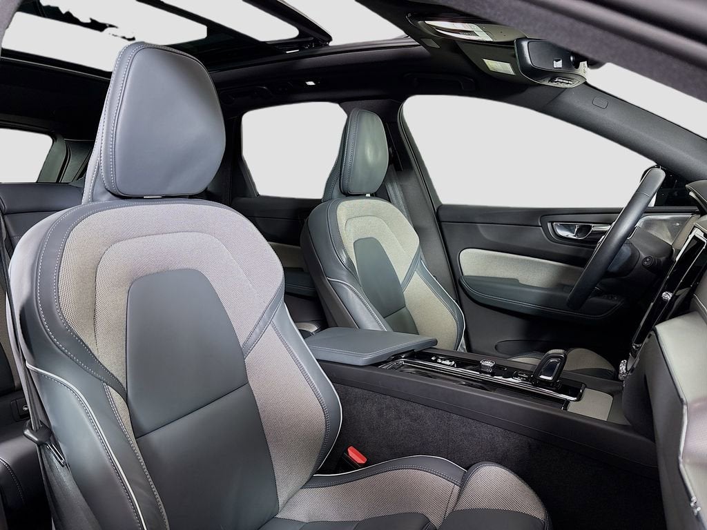 2022 Volvo XC60 B6 R-Design