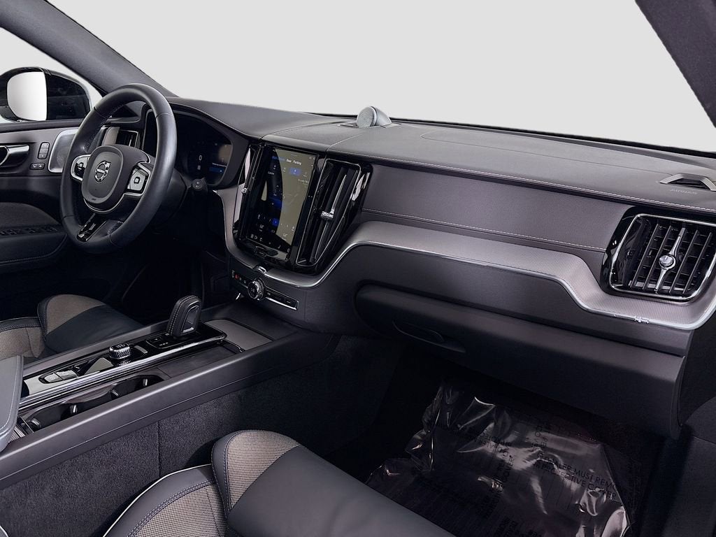 2022 Volvo XC60 B6 R-Design