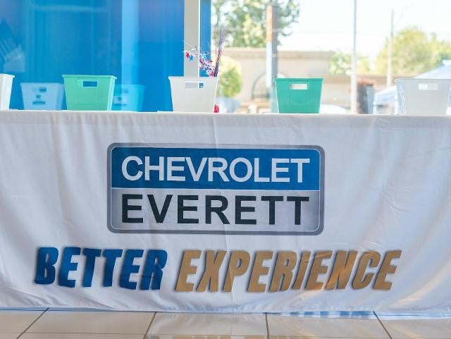 Exterior view of a Chevrolet dealer in Everett, featuring a selection of cars and a welcoming entrance.